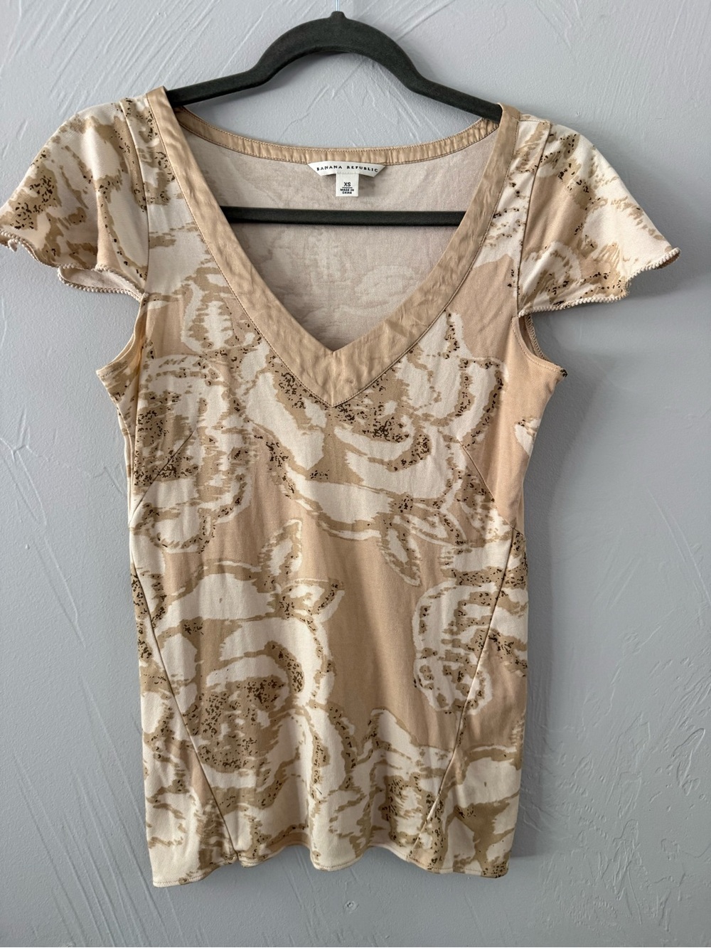 Banana Republic Silk Blend Floral V-Neck Top XS Beige Cap Sleeve Stretch